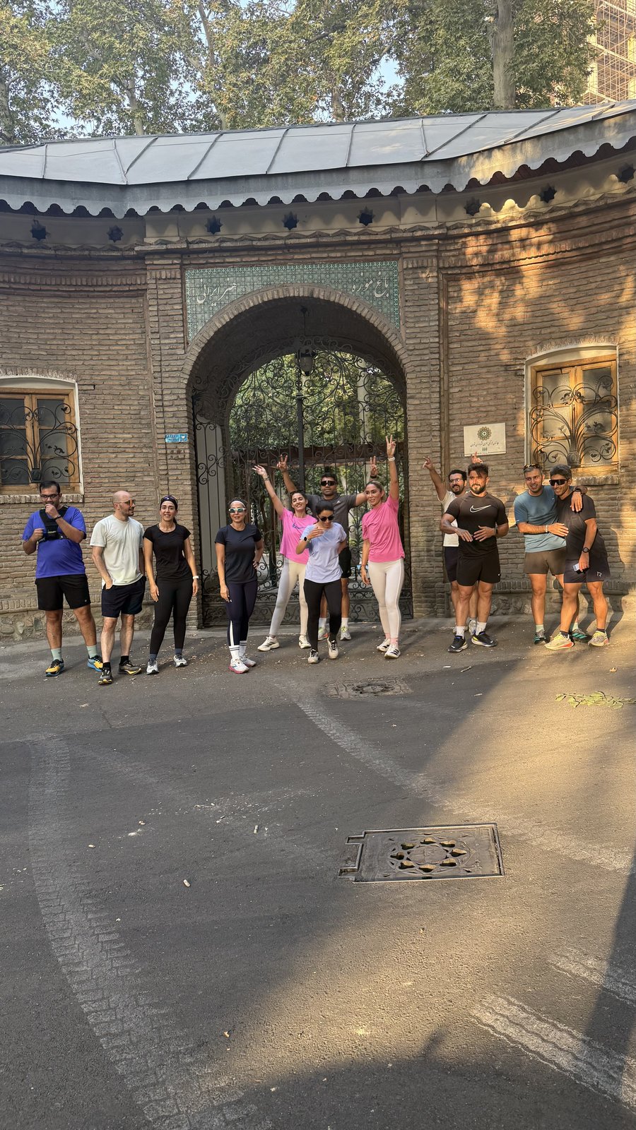 پای دروازه‌ی آجری